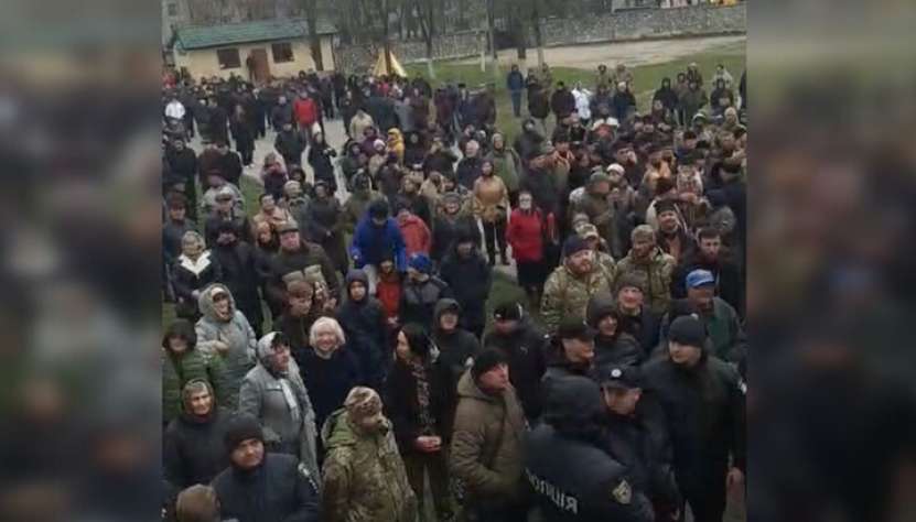 Un conflict grav în apropiere de granița României: Din Biserica Ortodoxă din Ivano-Frankovsk credincioșii au fost evacuați cu gaze lacrimogene