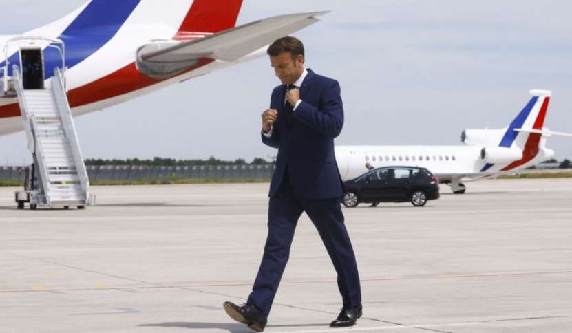 La întorcerea din China, președintele Franței E. Macron a oprit la București ca să alimenteze și să meargă până la toaletă