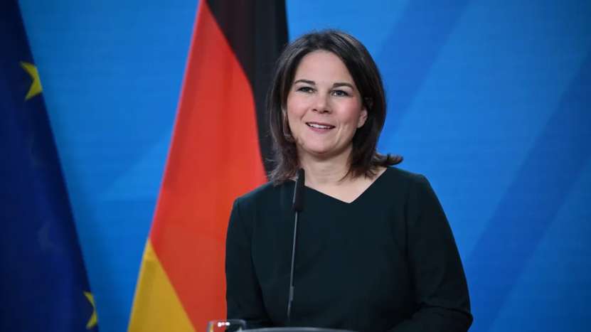 După Ursula, încă una cu minte puțină merge în China. Ministra de Externe a Germaniei Annalena Baerbock vrea să îi țină predici aiuristice președintelui chinez despre protecția climei, drepturile omului, și libertatea de navigație în Strâmtoarea Taiwan