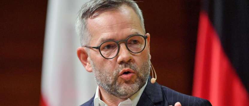 O breșă importantă între SUA și UE a fost făcută! Politicieni americani și germani slugarnici sar la gâtul lui Emanuel Macron!