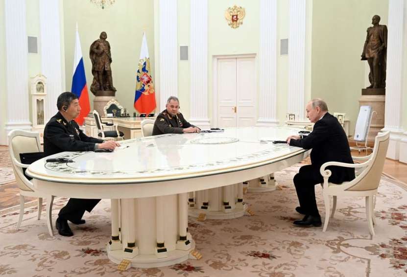 Putin a avut o întâlnire neașteptată cu ministrul apărării al Chinei Li Shangfu. Primește Rusia armament din China?