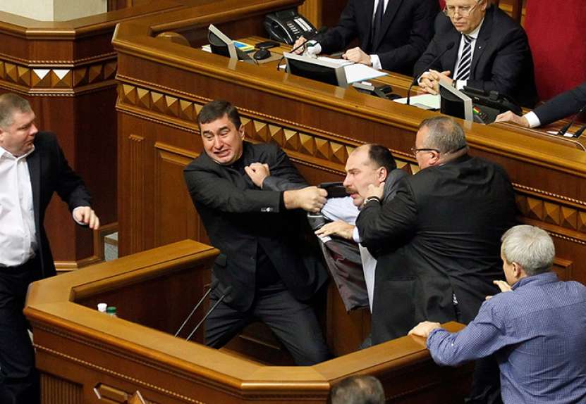 Cum se rezolvă dezbaterile politice în Ucraina? Simplu. Adversarii politici sunt acuzați de spionaj
