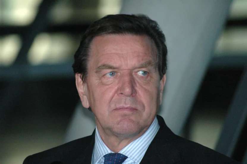 Polonezii parcă și-au pierdut complet simțul realității. Au fantezia să-l urmărească penal pe fostul cancelar german Gerhard Schroeder