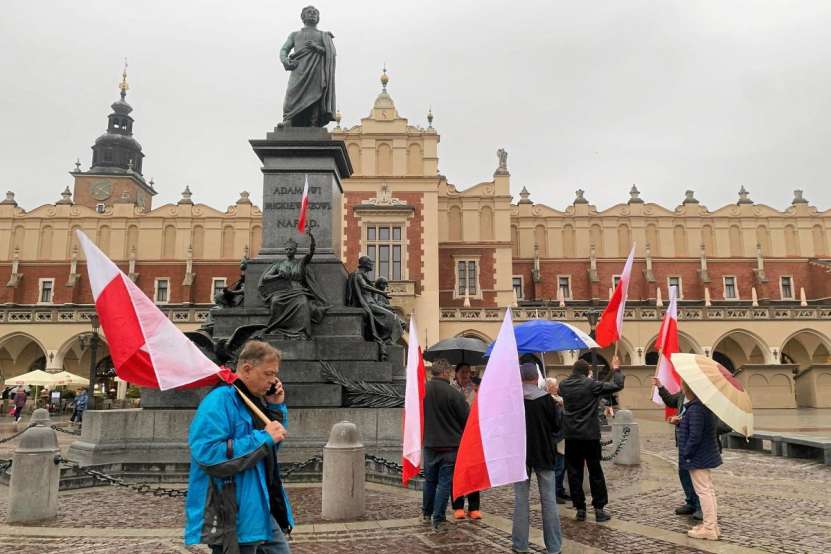 Conflicte între polonezi și refugiați ucrainieni la Cracovia. Ucrainienii au ocupat Piața Centrală, lângă monumentul poetului național al Poloniei Adam Mickiewicz, dar au fost alungați de acolo