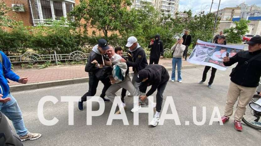 Încă o mostră de civilizație și democrație ucraineană: un deputat al opoziției a fost stropit cu urină și vopsea verde