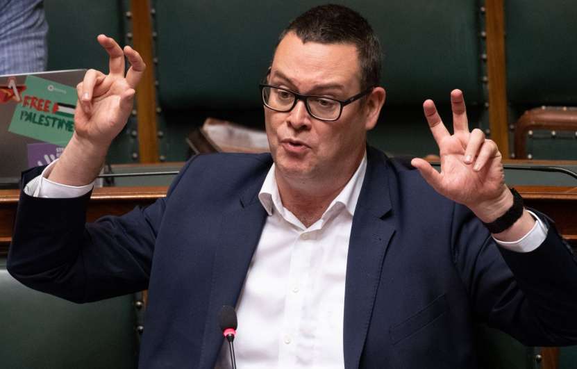 O mostră din ”valorile” europene de azi ale ”democrației” și ”libertății” de exprimare: deputatul belgian Raoul Hedebouw (foto), lider al Partidului Laburist, nu are voie să pună o întrebare!