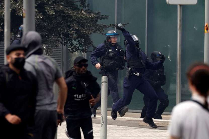 O parte din armele trimise de către Occident ca ”ajutor” Ucrainei au ajuns la protestatarii din Franța !