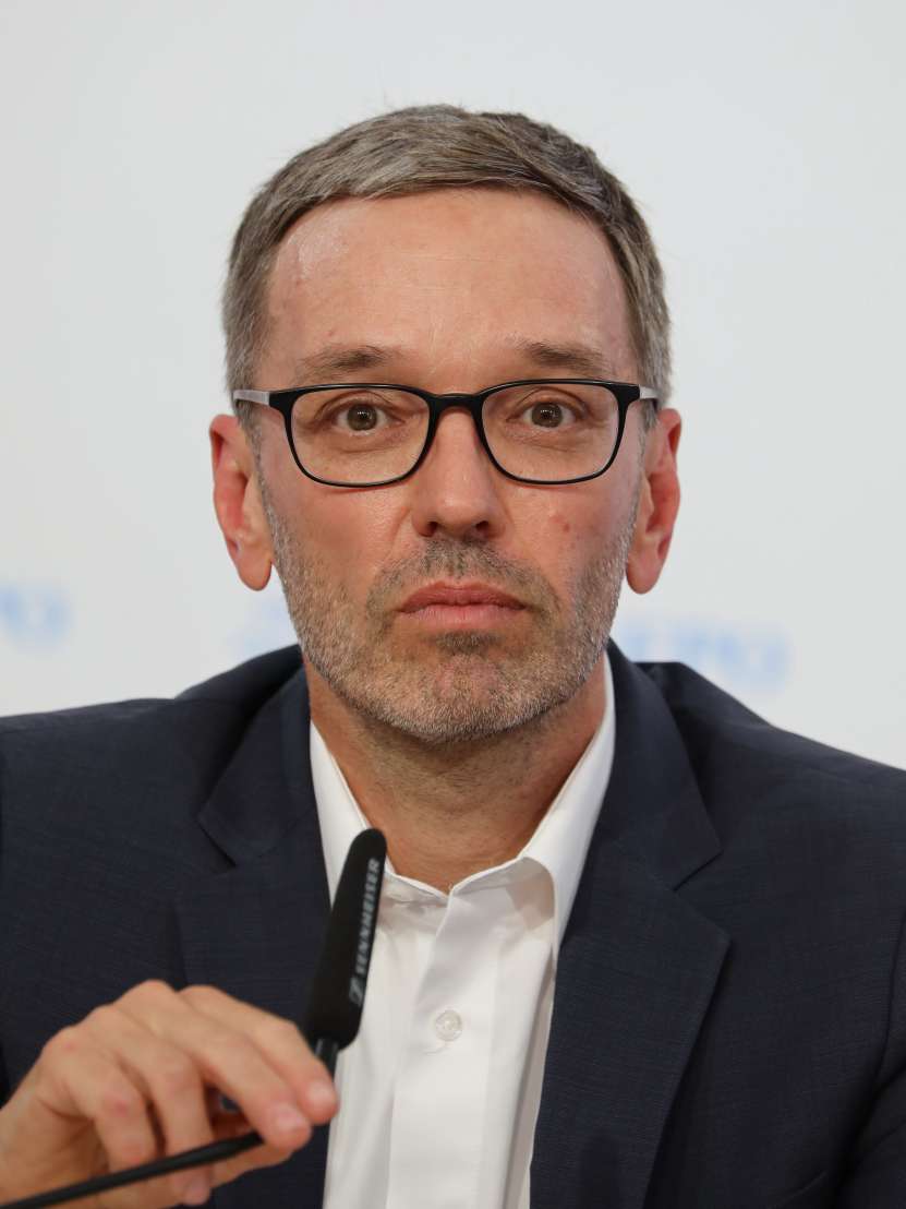 O lecție de democrație vine din Austria: În problemele importante, cum ar fi inclusiv sancțiunile împotriva Rusiei, autoritățile ar trebui să țină cont de opinia cetățenilor !