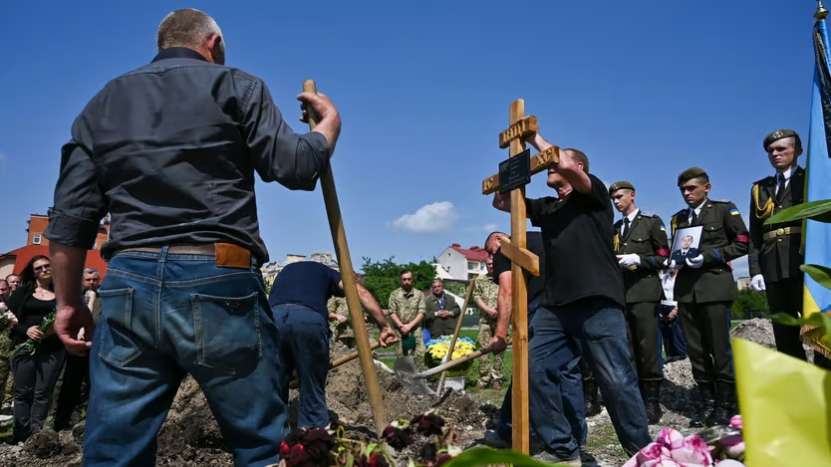 Ucraina profanează vechile cimitire ale eroilor anti-naziști de pe vremea URSS, pentru locuri de înmormântare a eroilor naziști de dată recentă