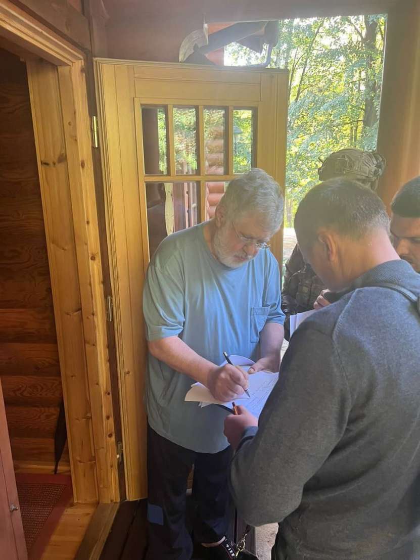 În criză de bani, conducerea de la                                                                                                             Kiev a ajuns să-și jefuiască proprii binefăcători, de ex. pe Kolomoisky, la a cărui țâță a supt inclusiv Zelenski
