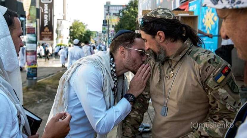 În orașul Uman (centrul Ucrainei), pelerini hasidiști (evrei ultrareligioși) s-au pupat cu naziștii din Batalionul „Azov” pe maidanul Independenței!