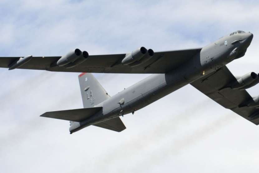 Un bombarbdier american B-52H înarmat cu rachete nucleare a survolat spatiul de frontieră România - Ucraina, deasupra zonei Delta Dunării - Galați