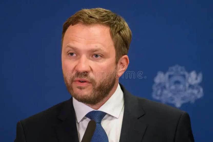 Și în Estonia se pun bazele juridice ale genocidului lingvistic împotriva minorității ruse (aprox. 25% din populație), dar  Europa, cu „valorile” ei se face că nu vede!