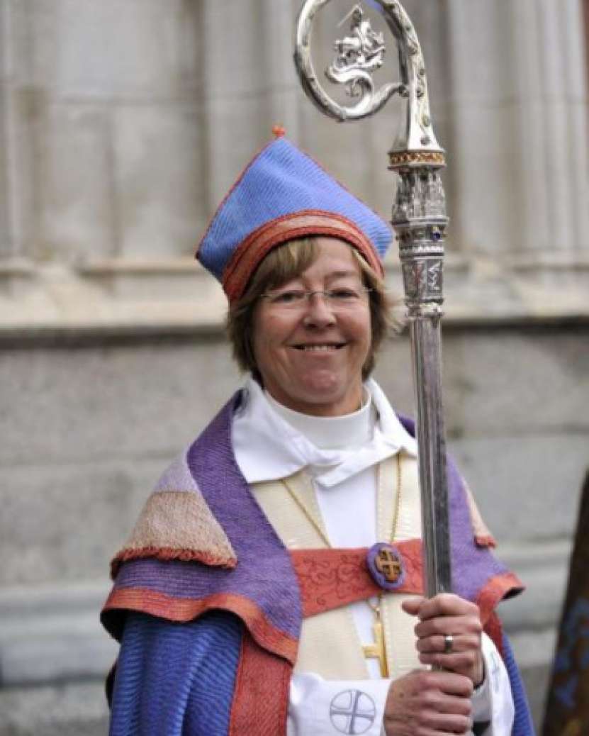 Sfârșitul lumii! În Suedia, ca episcop de Stockholm, a fost consacrată o femeie, lesbiană declarată. Ea a scos crucile dintr-o biserică!