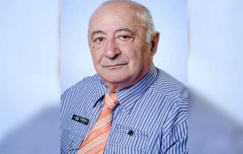 Din ziarul ”Mukachevo.net” aflăm că președintele Ucrainei, după banii dați soției pentru bijuterii, i-a acordat și tatălui său o indemnizație de merit pe viață