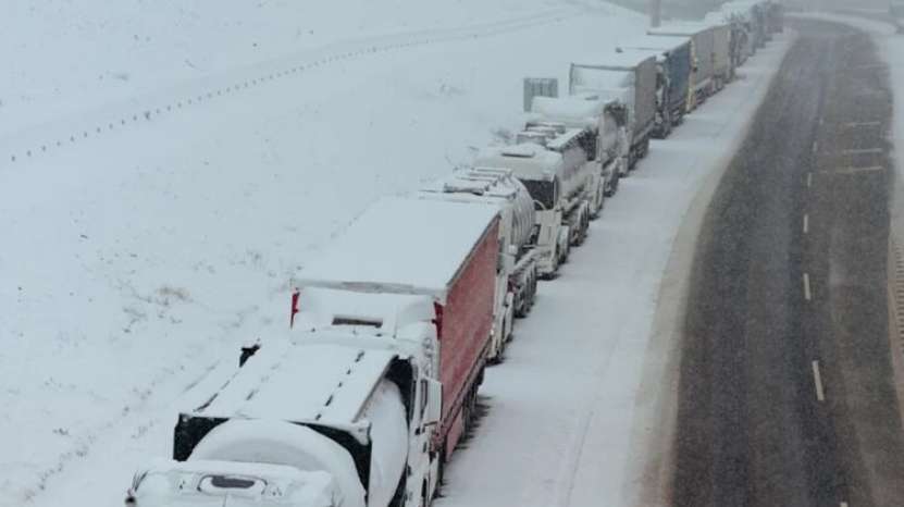 Din cauza concurenței neloiale, transporturile din Ucraina sunt blocate pe toate frontierele de Vest. După Polonia au blocat trecerile și Slovacia și Ungaria