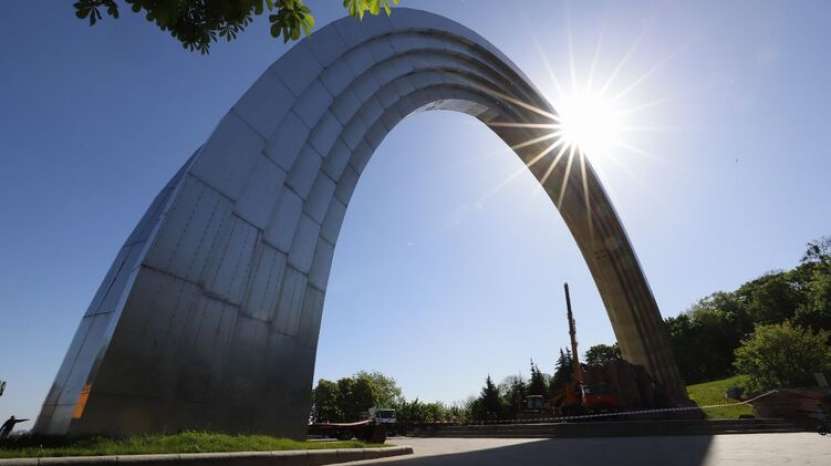Ce a câștigat Ucraina, după un război soldat cu 0,5 milioane morți și 2 milioane de răniți? Dreptul de a vopsi un monument sovietic în culorile LGBT!