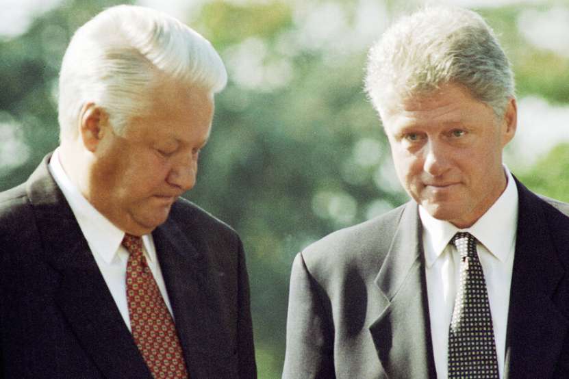NATO a comis mari crime de război, când a atacat Serbia (în 1999), fără mandat ONU. Vedeți aici stenograma discuțiilor Clinton - Elțin desecretizată