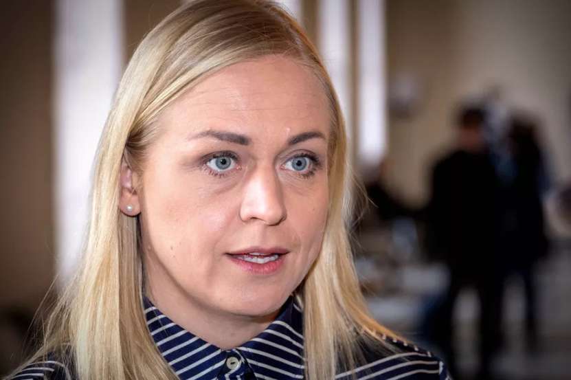 Încă o ministră cu creier de găină spune lucruri trăsnite. Propune ca Ungaria să fie exclusă din UE!