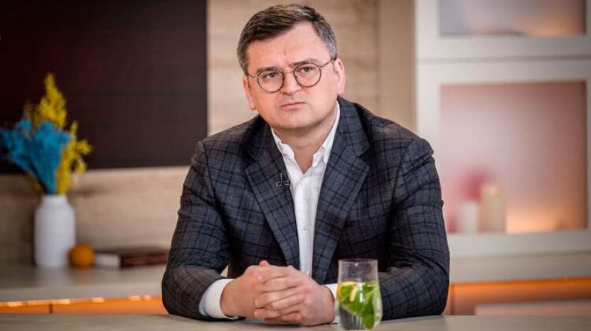 La întoarcerea din turneul diplomatic  din China, ministrul Kuleba nu a fost  în stare să răspundă la întrebările jurnaliștilor ucrainieni 