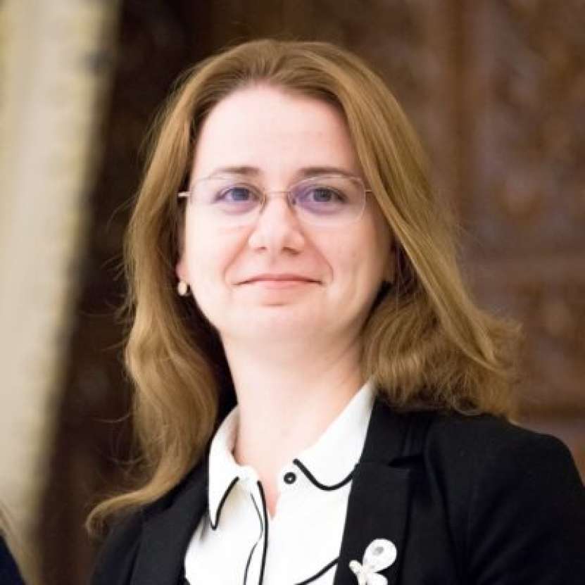 Ministrul Ligia Deca i-a făcut un hatâr fostei patroane de la SNSPA. I-a dat o indemnizație de merit pe viață, primind în schimb ca bacșiș niște cursuri la SNSPA