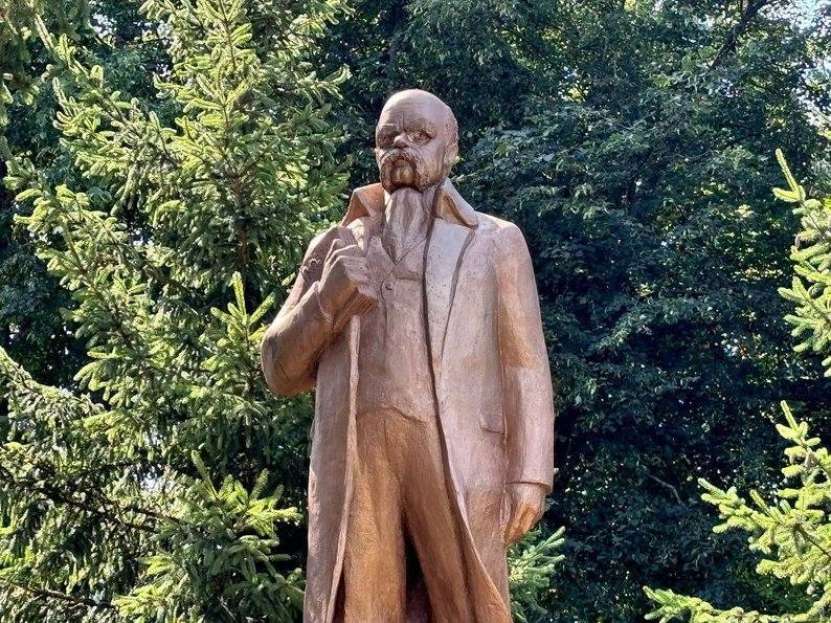 Rețeta făuririi noii culturi naționale și a omului nou nazist în Ucraina: înlocuirea capului statuii lui Lenin cu capul lui Șevcenko
