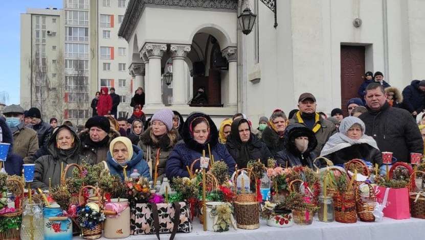 În Cernăuți, a început închiderea bisericilor românești aparținând de Biserica Ortodoxă Canonică. Conducerea statului român și Patriarhia Română - nimic. Rușine!
