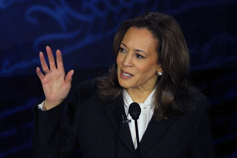 La dezbaterea cu Trump, Kamala Harris a purtat cercei în care erau ascunse căști audio, prin care primea întrebări și răspunsuri