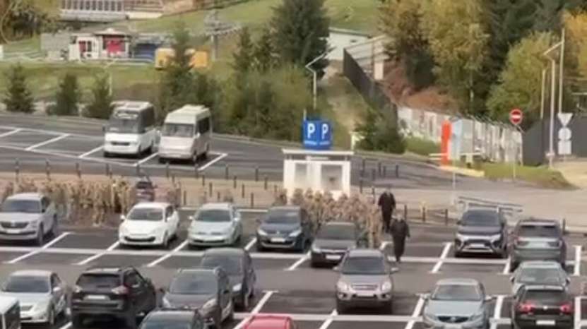În Stațiunea Bukovel din Transcarpatia, bărbații prinși acolo sunt mobilizați cu forța