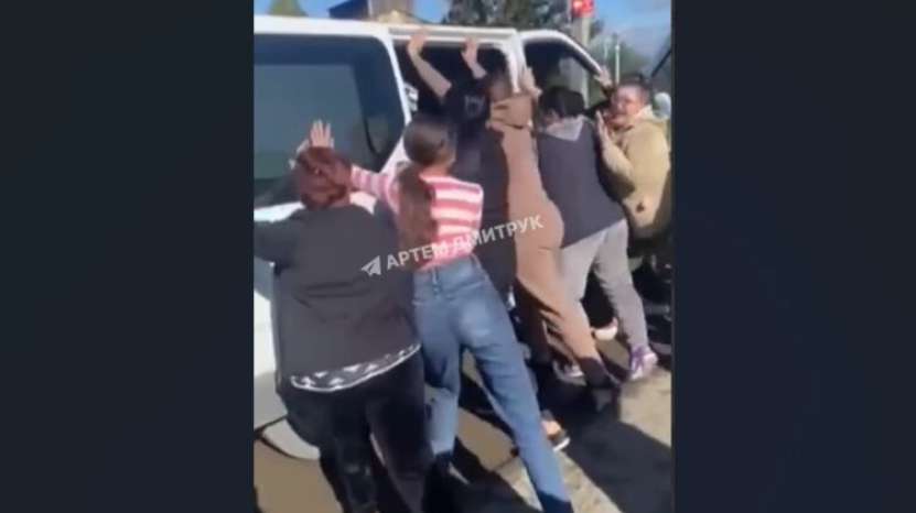 În Transcarpatia, zeci de femei îi bat pe comisarii militari și le răstoarnă microbuzele!