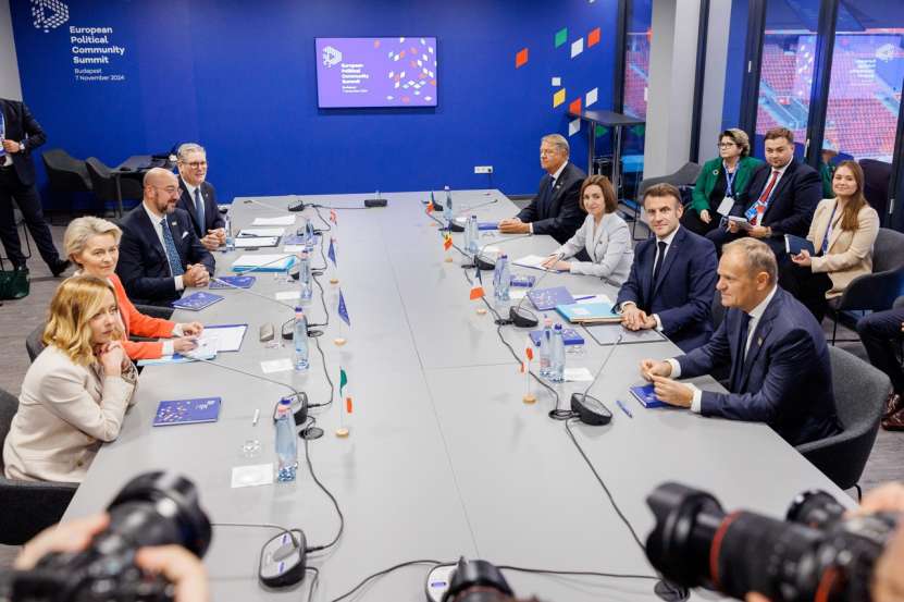 Paranoici și complet rupți de realitate, liderii europeni întruniți la Budapesta s-au apucat să-i dea directive lui Trump!