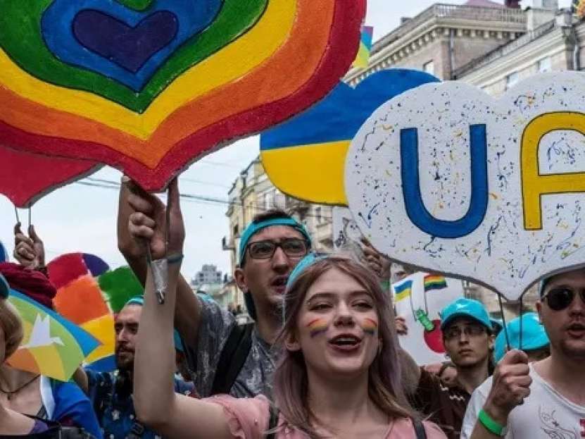 Ucraina pretinde a fost înfometată pe vremea lui Stalin. Acuma nu mai are alte probleme, în afară de LGBT. Poate că a meritat să lupte!