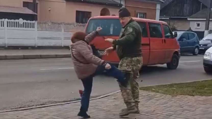 Ofițerii de mobilizare sunt bătuți de femei pe stradă. Vedeți filmul mai jos