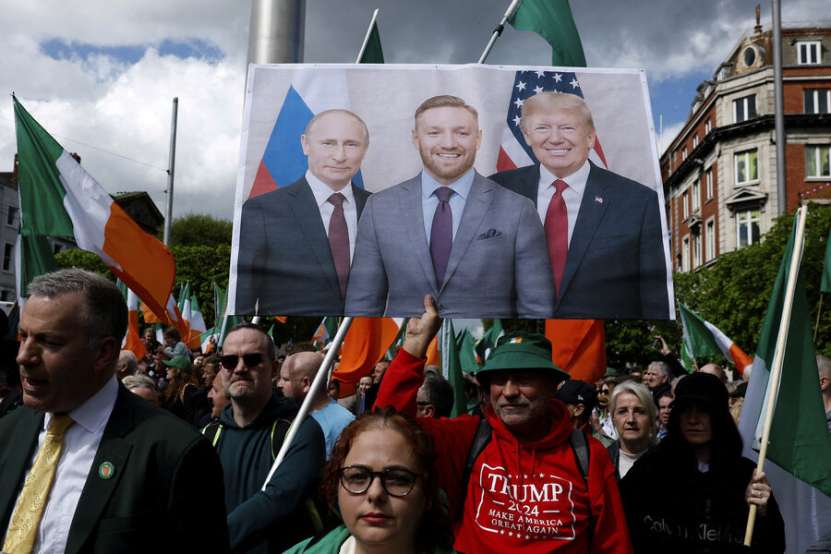 În Irlanda, mii de oameni defilează cu portretul lui Putin