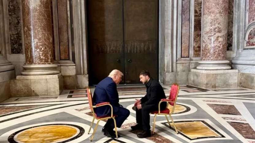 La înmormântarea papei, în atmosfera de reculegere din Biserica Sf. Petru, Zelensky i-a cerut lui Trump mai multe arme. Trump i-a răspuns că „aude asta de 3 ani” 