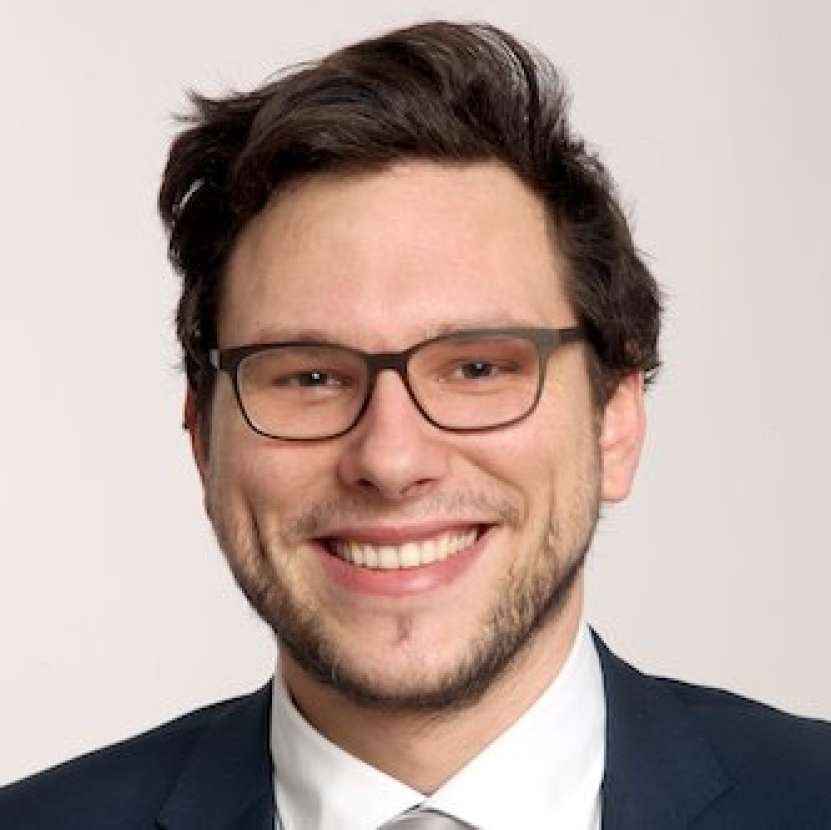Dacă naziștii ucrainieni vor ataca Moscova pe 9 Mai, asta va însemna sinucidere pentru Kiev (Thomas Fazi, jurnalist american)