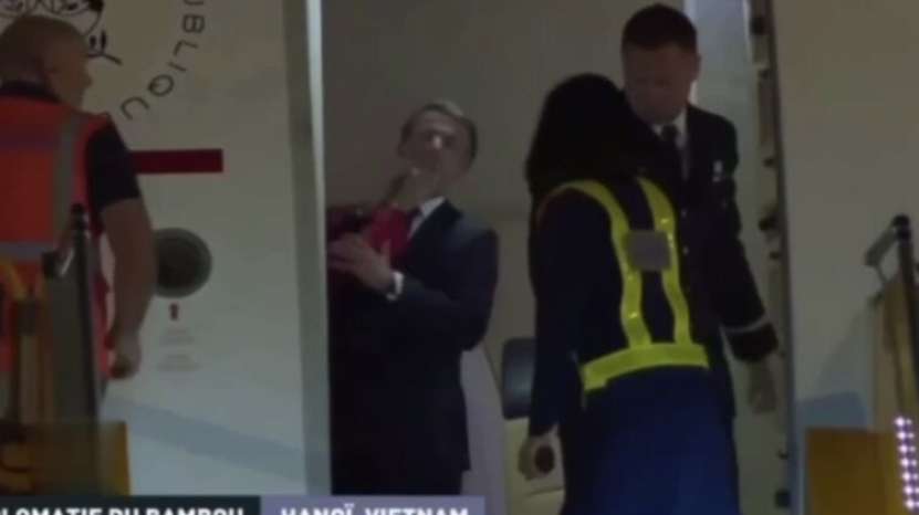 Ca între bărbați: președintele Franței Macron a luat un pumn în barbă de la mamaie Brigitte la coborârea din avion! Filmul conflictului poate fi văzut aici