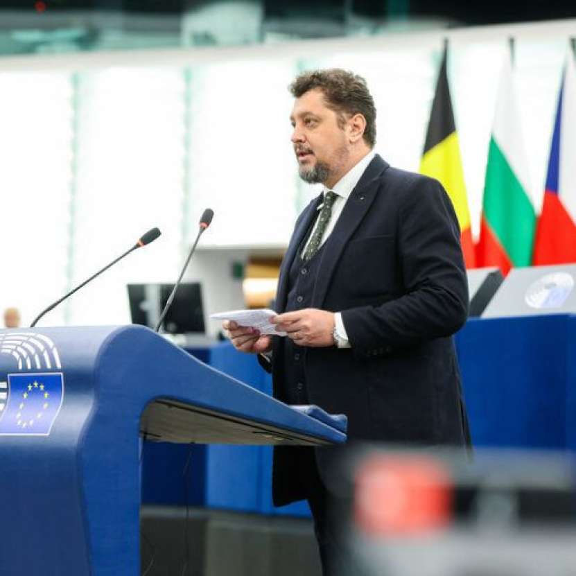 Parlamentul nostru a adoptat o Lege a Cenzurii, ambiguă și extrem de represivă, în totală contradicție cu Constituția României (art. 30, al. 2)