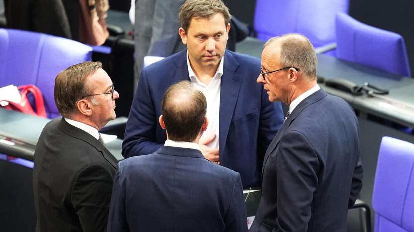 Personalități proeminente din SPD (partid de guvernământ) au publicat un Manifest pentru pace, împotriva militarizării Germaniei și a instalării de rachete americane