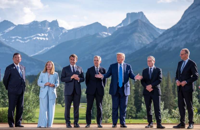 A „ajuta” Ucraina înseamnă obligarea ei să pună capăt războiului. „Sancțiunile împotriva Rusiei sunt foarte costisitoare pentru noi”   (Donald Trump)