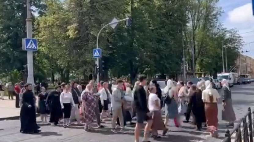 În Cernăuți, preoții și credincioșii Biserici Ortodoxe sunt evacuați cu bătaia din lăcașurile de cult. Doi preoți sunt răniți grav. Filmul violențelor mai jos