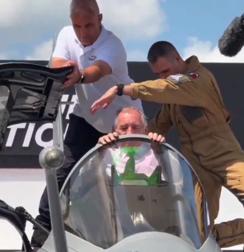 Prim-ministrul francez François Bayrou a rămas blocat în cabina unui avion militar, ca și Goe al nostru în closetul trenului. În schimb, președintele Putin pilotează cu succes avioane militare