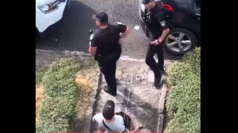 În Ucraina, bărbații adevărați le arată ofițerilor de mobilizare „actul de înregistrare militară”. Video  