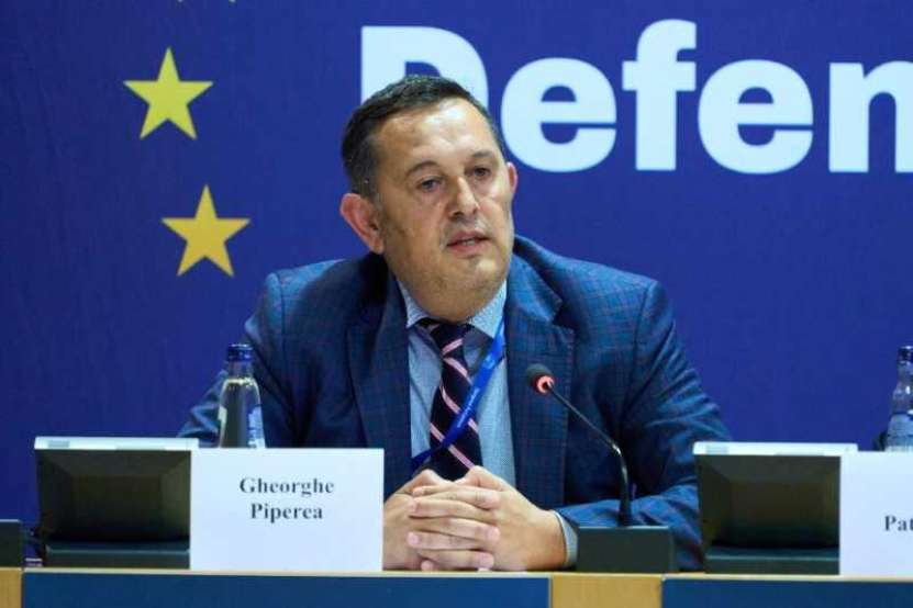 Eurodeputatul român av. Gheorghe Piperea a scuturat copacul cu maimuțe de la Bruxelles
