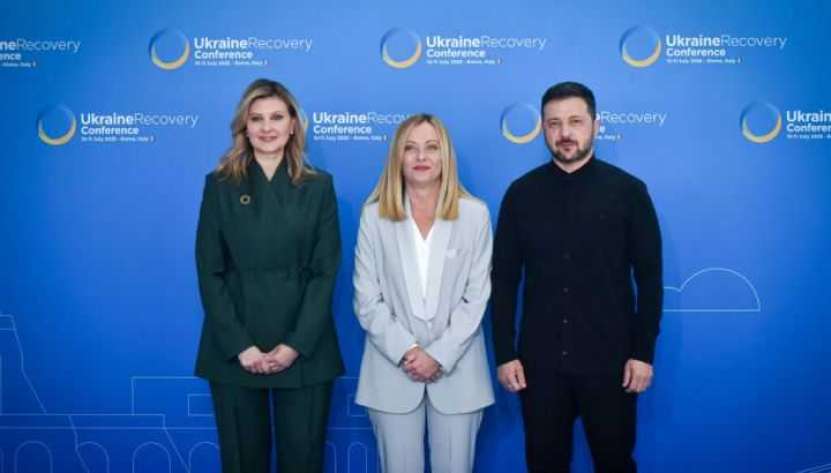 La Roma, Georgia Meloni este încadrată de o familie de cerșetori profesioniști