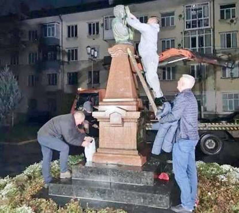 Uneori, Bunul Dumnezeu mai bate și cu bâta. Mai ales pe naziștii care vandalizează cultura