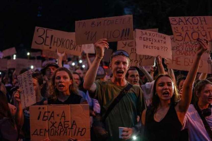 În Ucraina s-a deschis Cutia Pandorei: Protestele continuă cu revendicări extinse împotriva legii marțiale și a mobilizării   