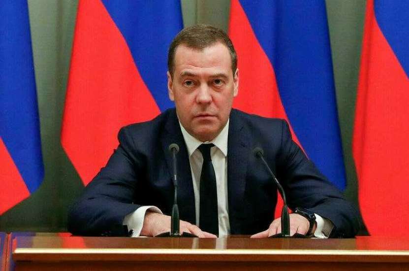 Soluția pentru europeni: „Să ia cu asalt Bruxelles-ul, pentru a-i spânzura pe comisarii UE, inclusiv pe bătrâna și nebuna vrăjitoare!”  (Dmitri Medvedev)