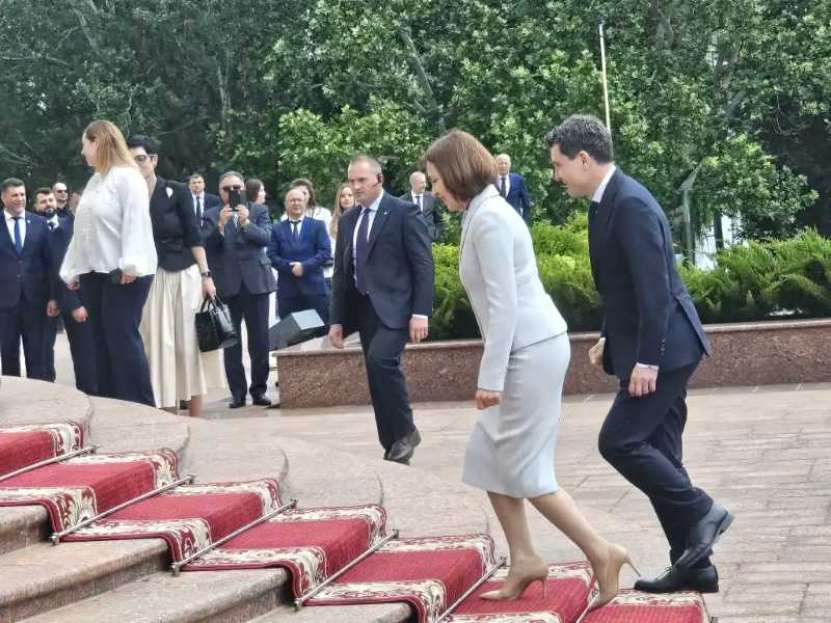 Cu sprijinul șoroșiștilor, Moldova s-ar putea să intre în UE înaintea Ucrainei, iar președintele României ia urma fondului lui Soros după miros 