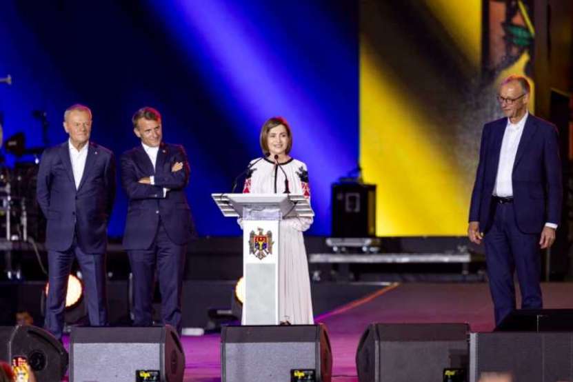 Maia Sandu i-a primit pe pețitorii dubioși Macron, Merz și Tusk, îmbrăcată într-o rochie albă, ca o  mireasă care abia așteaptă să petreacă noaptea nunții în regim de poștă